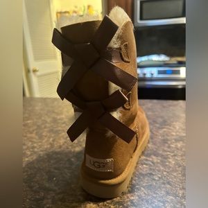Ugg Bailey Bow II size 8